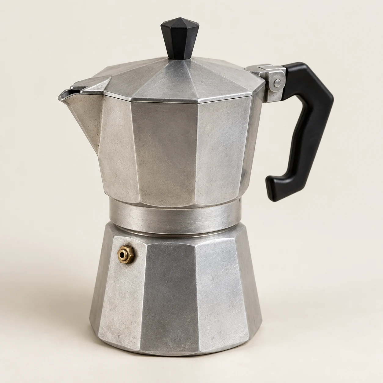 Cafetera de base octogonal. Imagen ilustrativa generada por IA; materiales: aluminio y resina.