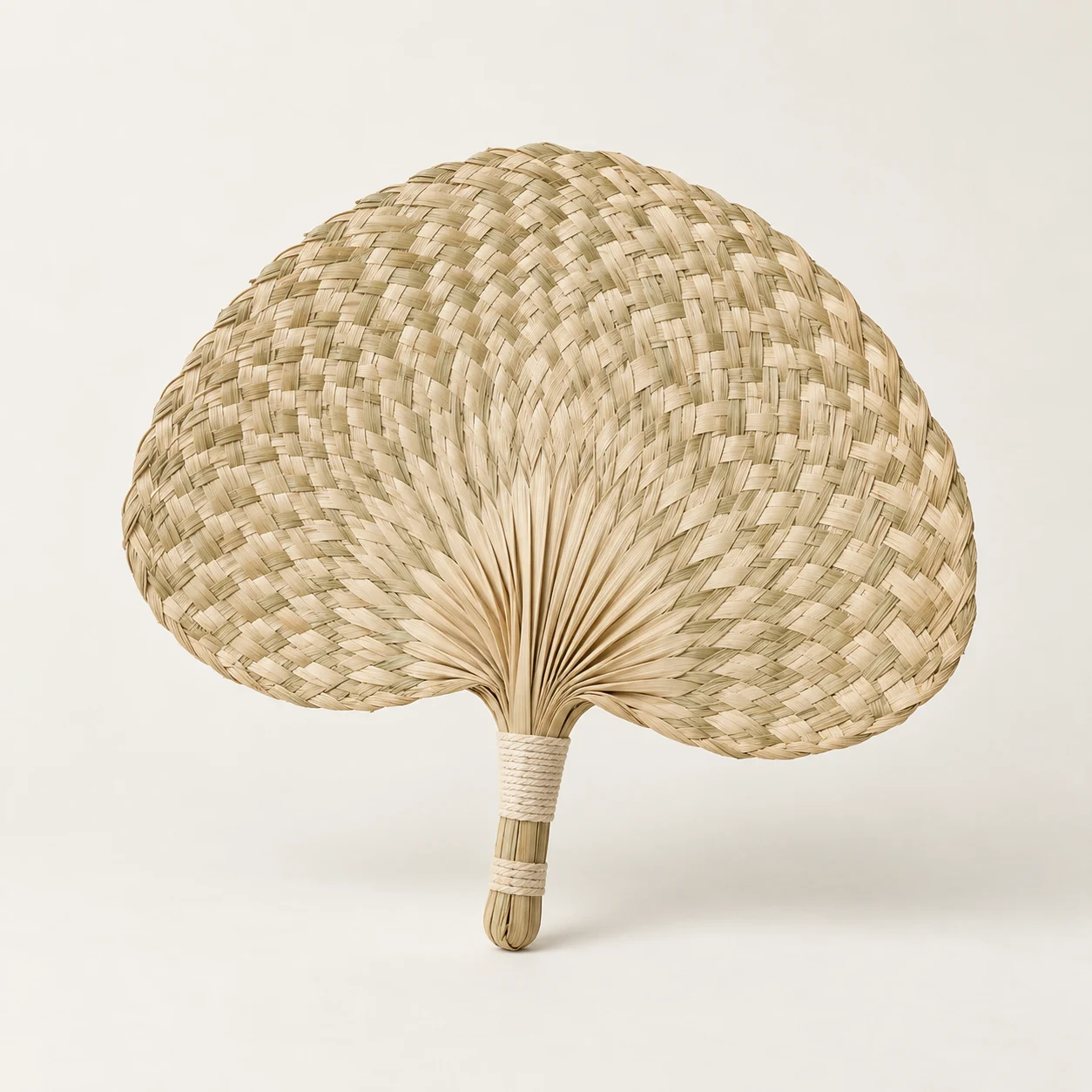 Abanico de palma con asa. Imagen ilustrativa generada por IA; materiales: palma y algodón.
