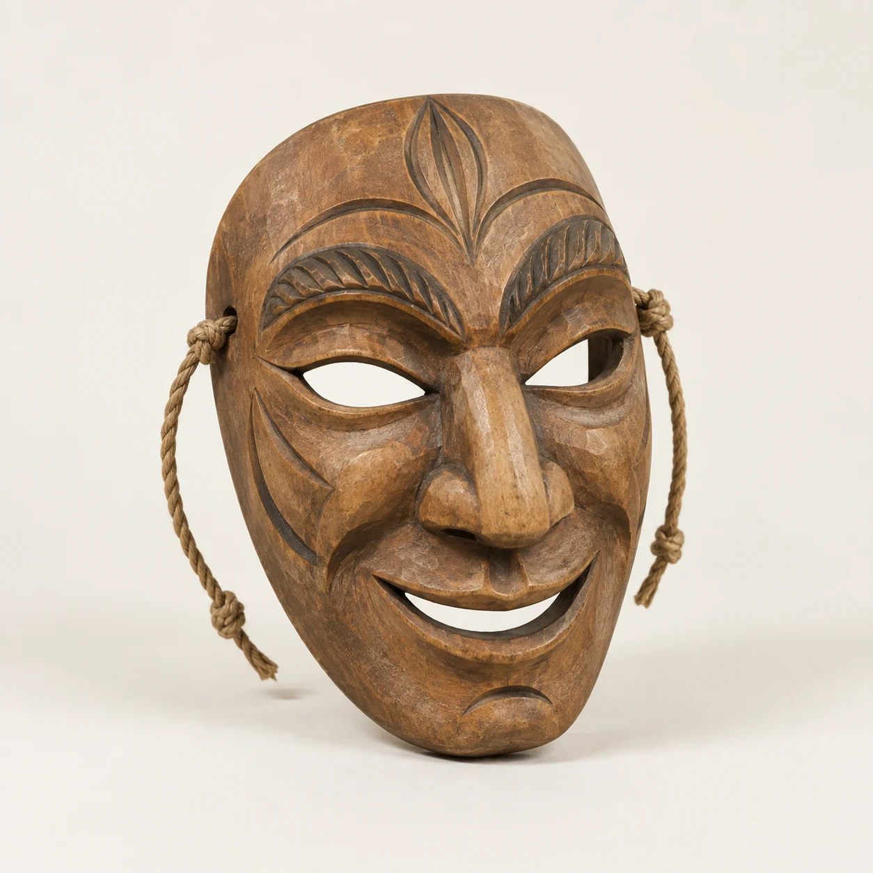 Máscara de fiesta con relieve. Imagen ilustrativa generada por IA; materiales: madera y cuerda.