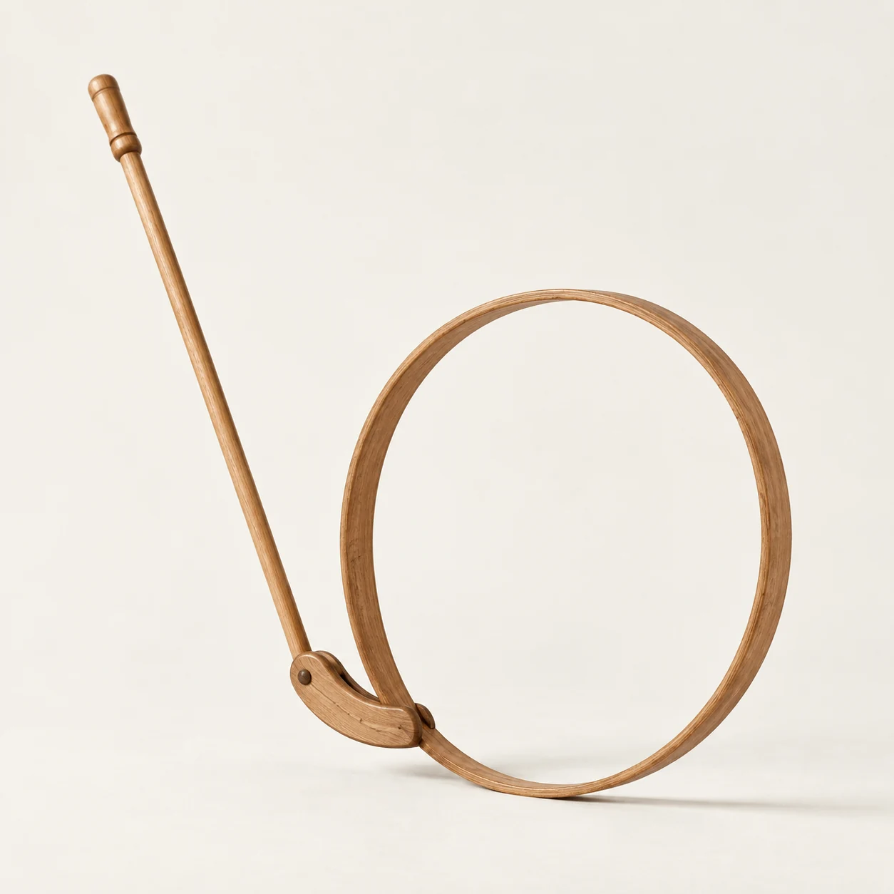 Aro con guía de madera. Imagen ilustrativa generada por IA; materiales: madera.