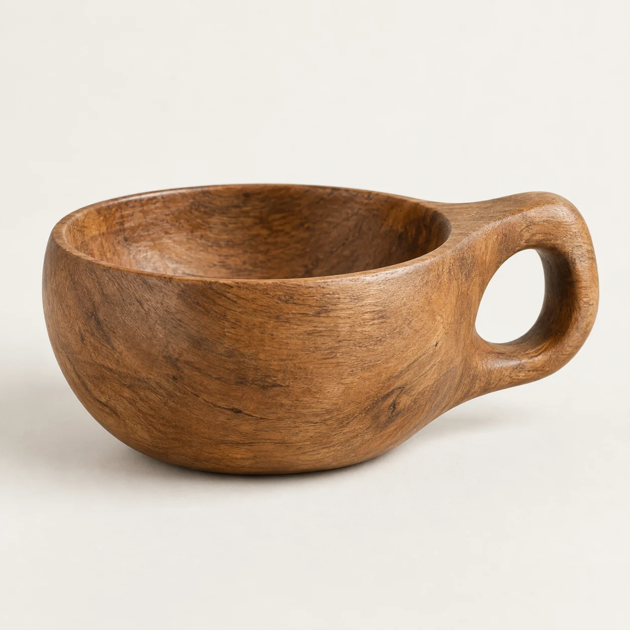 Cuenco de madera con asa. Imagen ilustrativa generada por IA; materiales: madera.