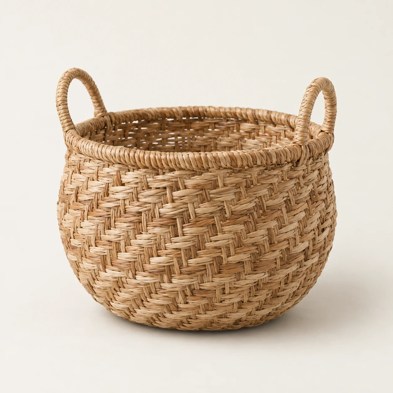 Cesta de fibras entrecruzadas. Imagen ilustrativa generada por IA; materiales: fibra vegetal.
