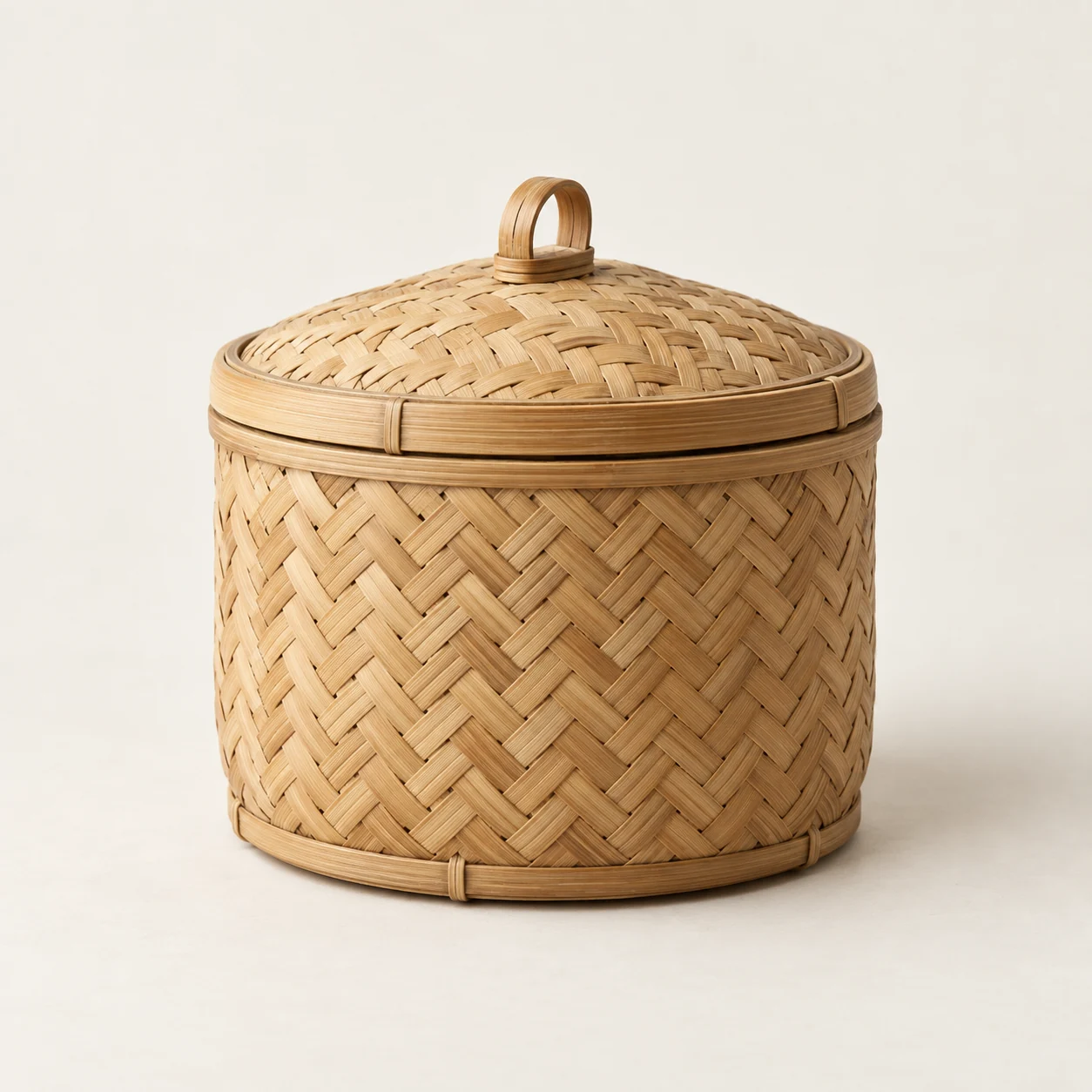 Recipiente de bambú con tapa. Imagen ilustrativa generada por IA; materiales: bambú.