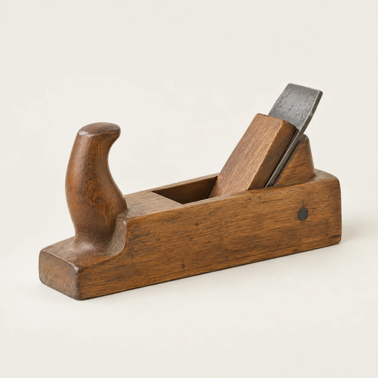 Cepillo de carpintería. Imagen ilustrativa generada por IA; materiales: madera y acero.