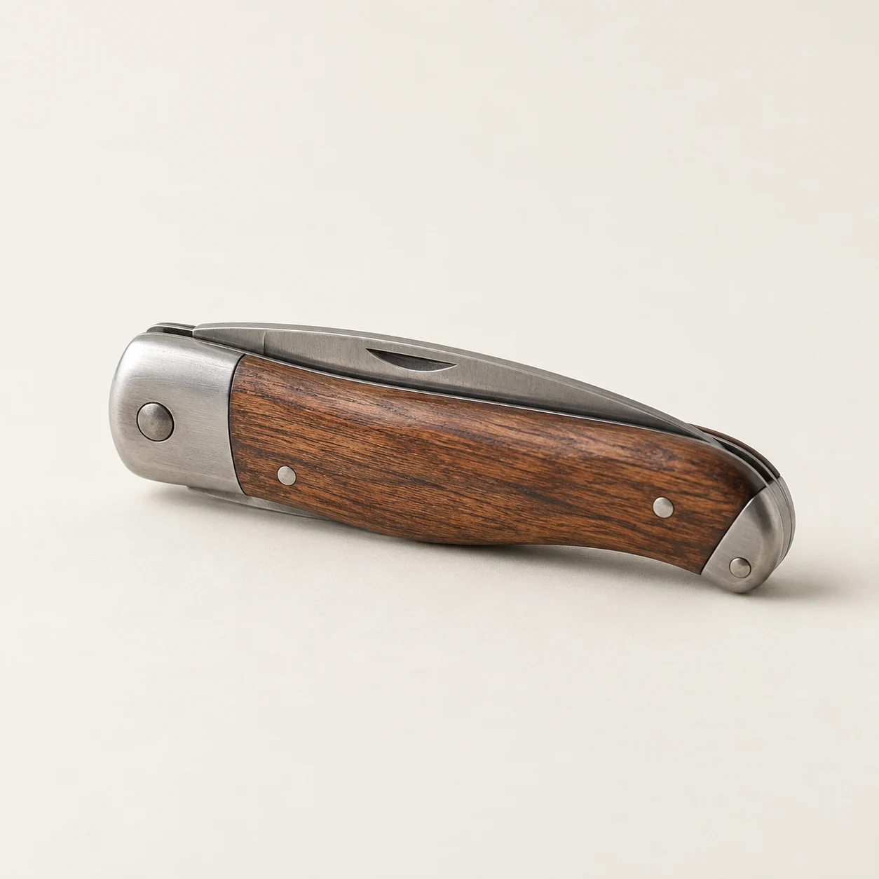 Cuchillo plegable de trabajo. Imagen ilustrativa generada por IA; materiales: acero y madera.
