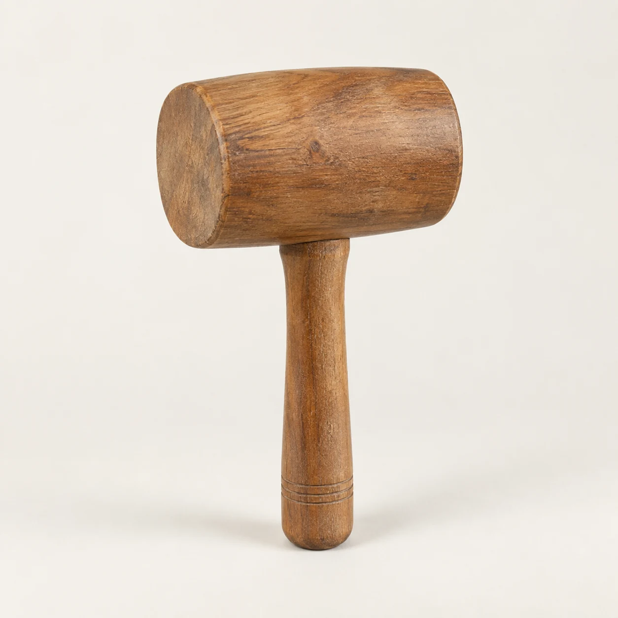 Mazo de madera. Imagen ilustrativa generada por IA; materiales: madera.