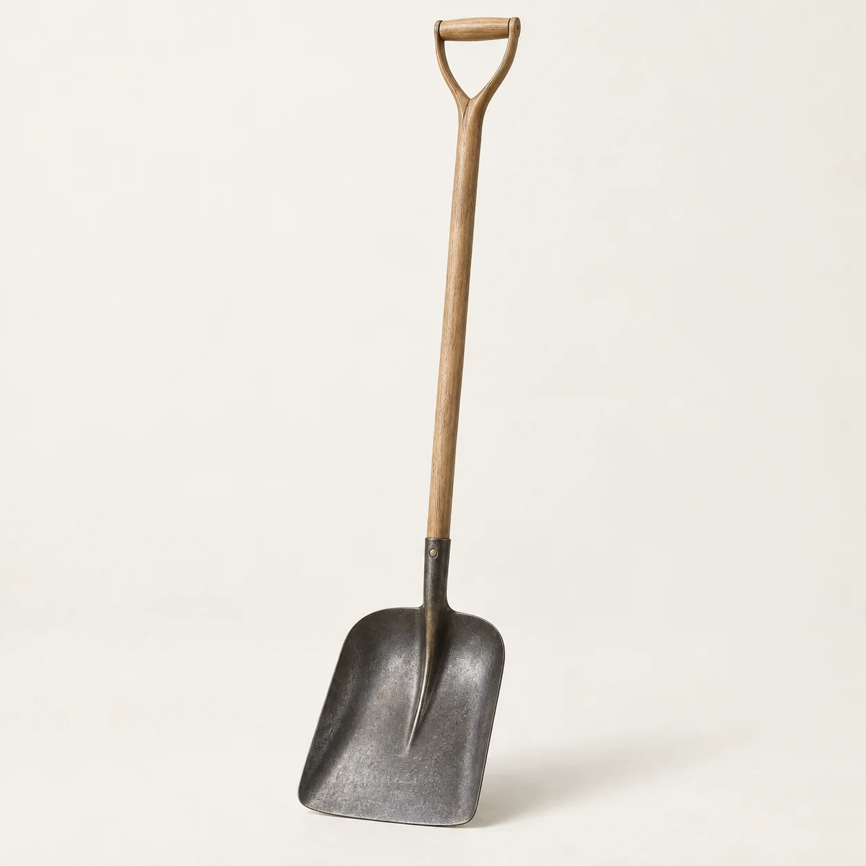Pala de mango largo. Imagen ilustrativa generada por IA; materiales: acero y madera.