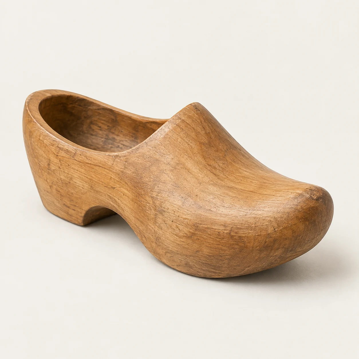 Zueco de madera tallada. Imagen ilustrativa generada por IA; materiales: madera.