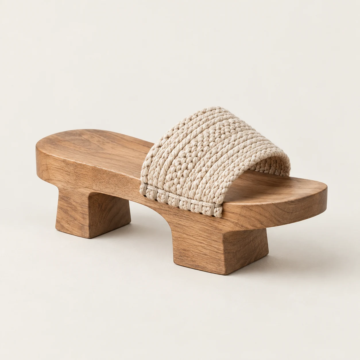 Sandalia de plataforma. Imagen ilustrativa generada por IA; materiales: madera y algodón.