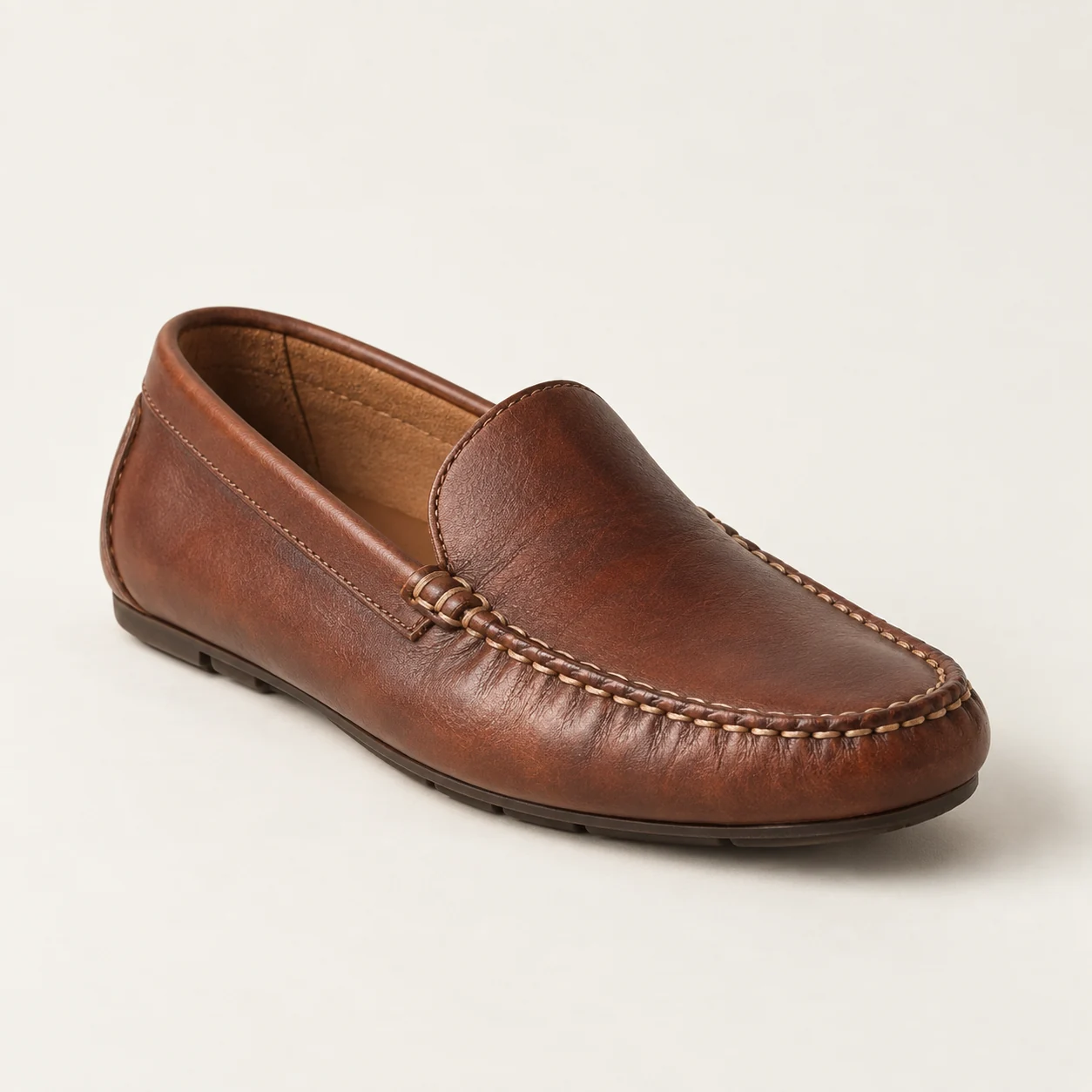 Mocasín de costura visible. Imagen ilustrativa generada por IA; materiales: piel e hilo.