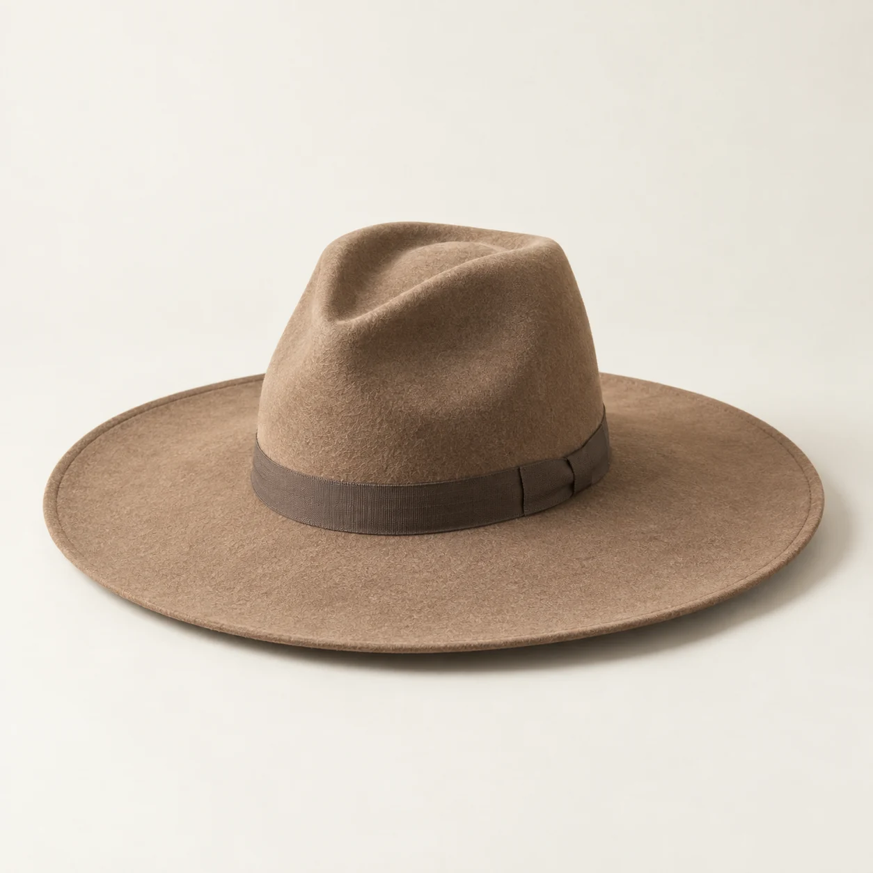 Sombrero de ala amplia. Imagen ilustrativa generada por IA; materiales: fieltro y algodón.