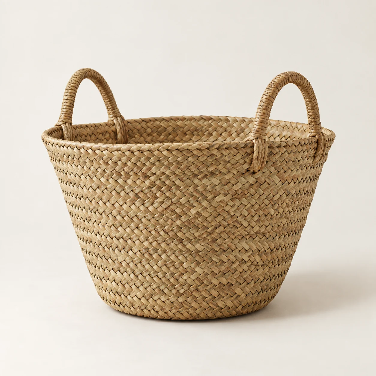 Cesta de mercado de asa doble. Imagen ilustrativa generada por IA; materiales: fibra vegetal.