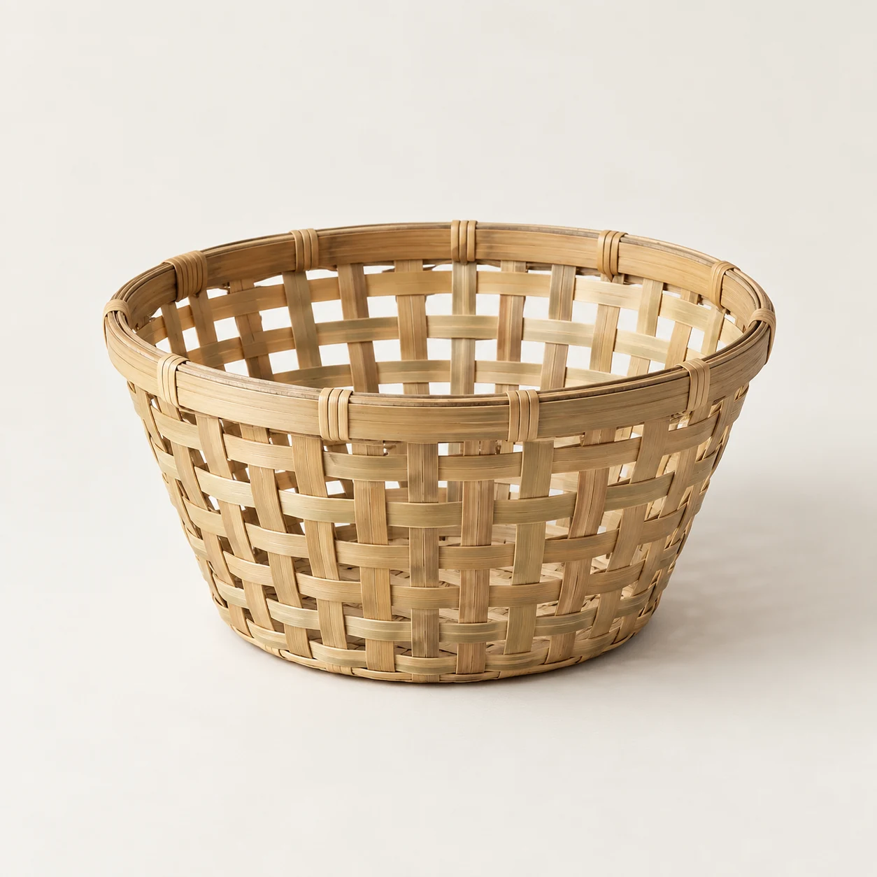Cesta de bambú abierta. Imagen ilustrativa generada por IA; materiales: bambú.