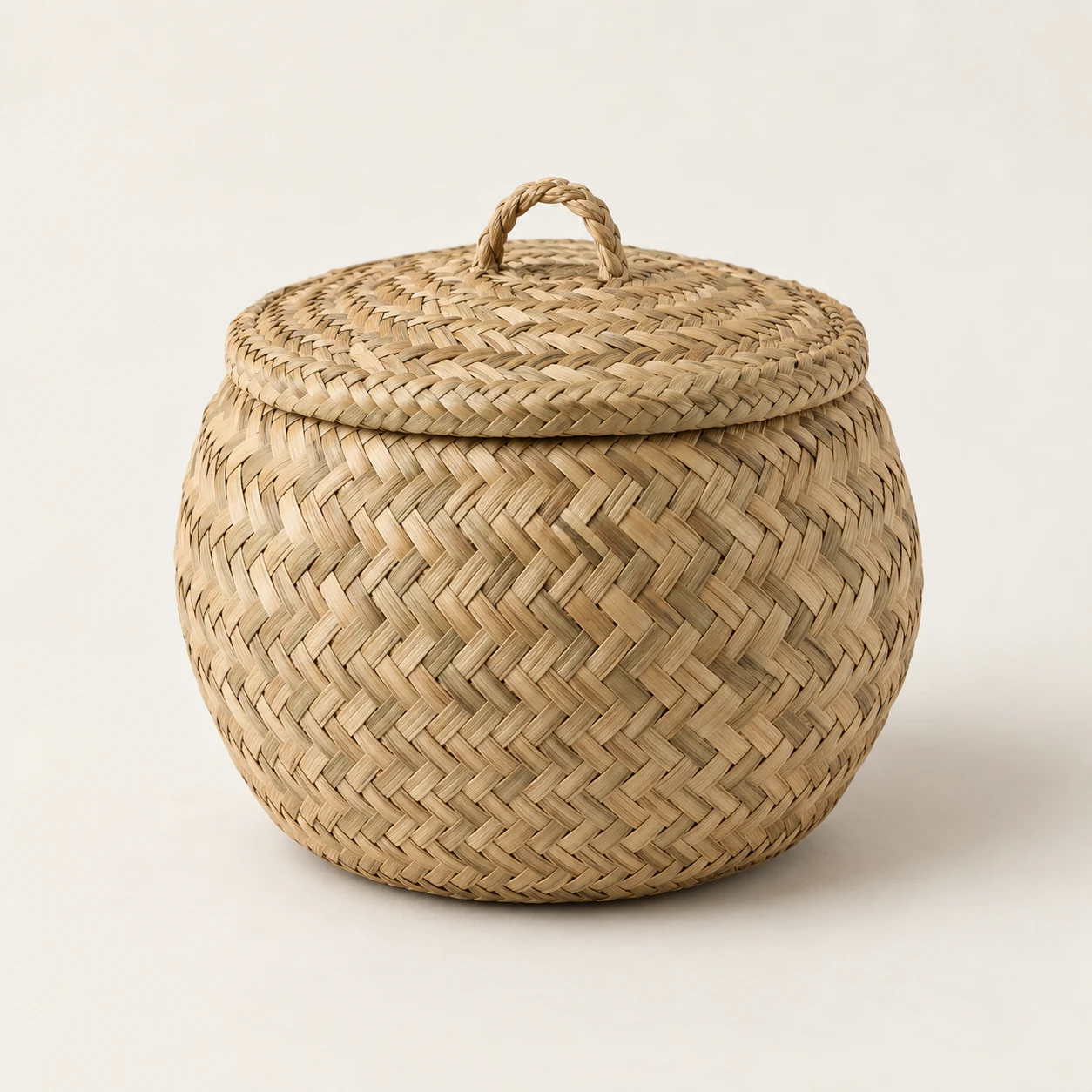 Cesta de palma con tapa. Imagen ilustrativa generada por IA; materiales: palma.