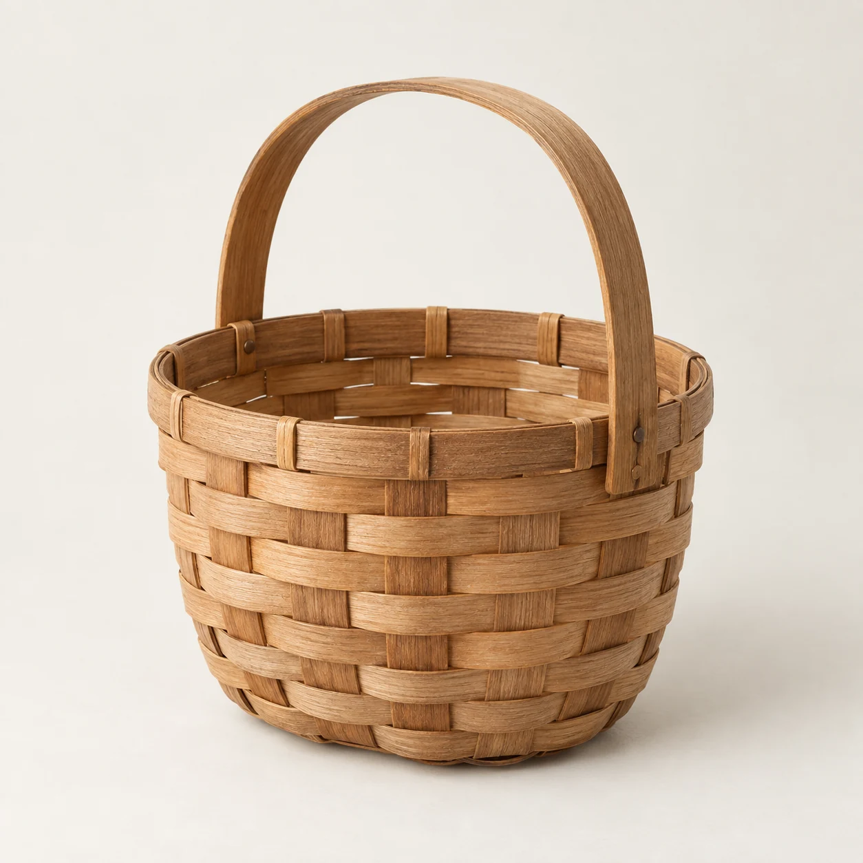Cesto de tiras de madera. Imagen ilustrativa generada por IA; materiales: madera.