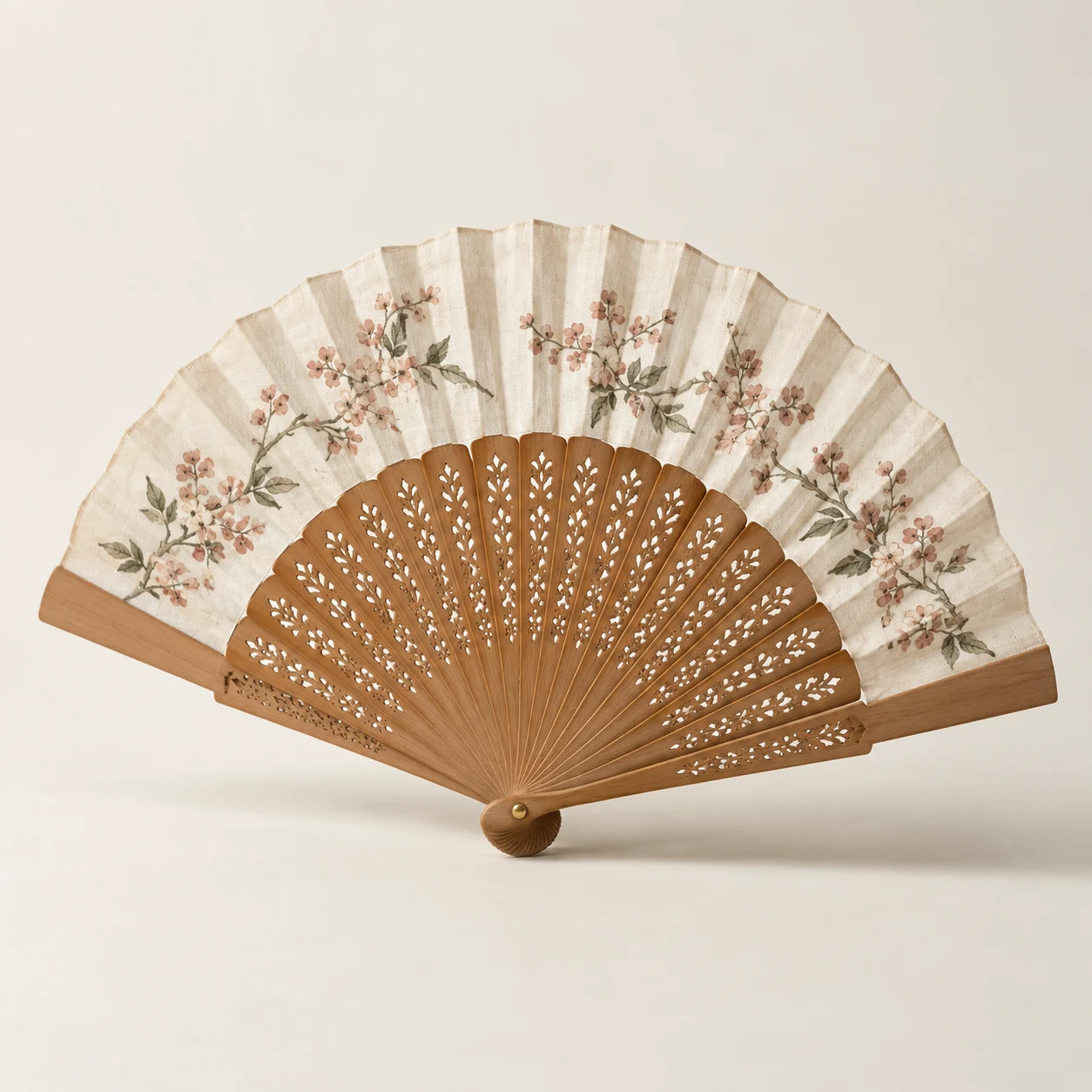 Abanico de varillas caladas. Imagen ilustrativa generada por IA; materiales: madera y algodón.